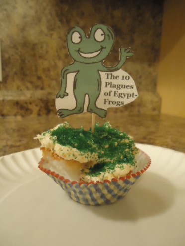 Ten plagues of Egypt Frog Cupcakes